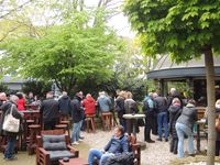 2 Angespanntes Warten der bierkulturell interessierten &Ouml;ffentlichkeit auf den Fassanstich.