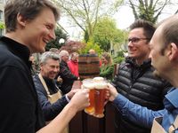 7 Dank H&Ouml;VELS Maibock nur gl&uuml;ckliche Gesichter auch beim Brand-Manager Marc Schauf (2. von rechts).